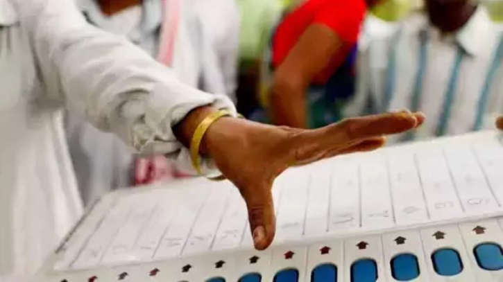 India's richest state of Maharashtra begins voting for provincial elections India's richest state of Maharashtra begins voting for provincial elections